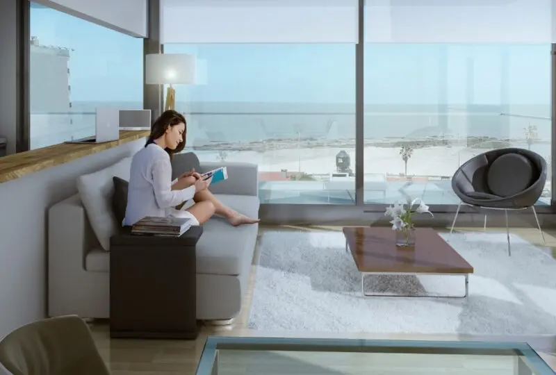 Moderno apartamento de lujo con vista al mar en alquiler en la costa, sala de estar con decoración moderna y grandes ventanales con vista panorámica a la playa y el océano, ideal para inversión inmobiliaria y compra de propiedades en la playa.