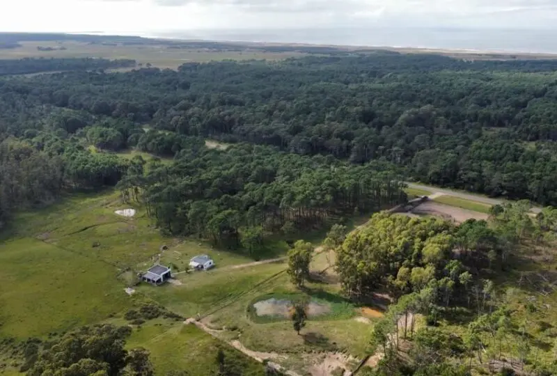 Ampli terreno rural con casas y áreas verdes en un entorno natural en Horus Real Estate Agency. Ideal para inversión o desarrollo en la naturaleza.