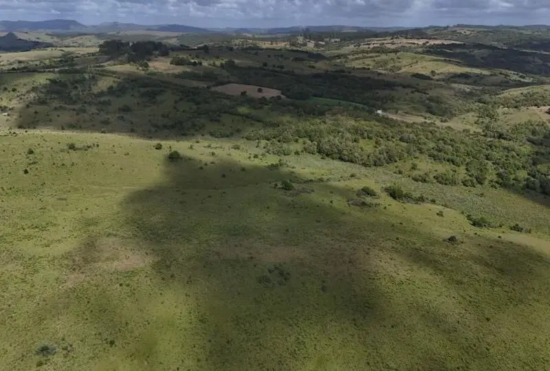 Terreno agrícola en venta en zonas rurales con paisaje natural y dirección a la ciudad, ideal para inversión y desarrollo inmobiliario.