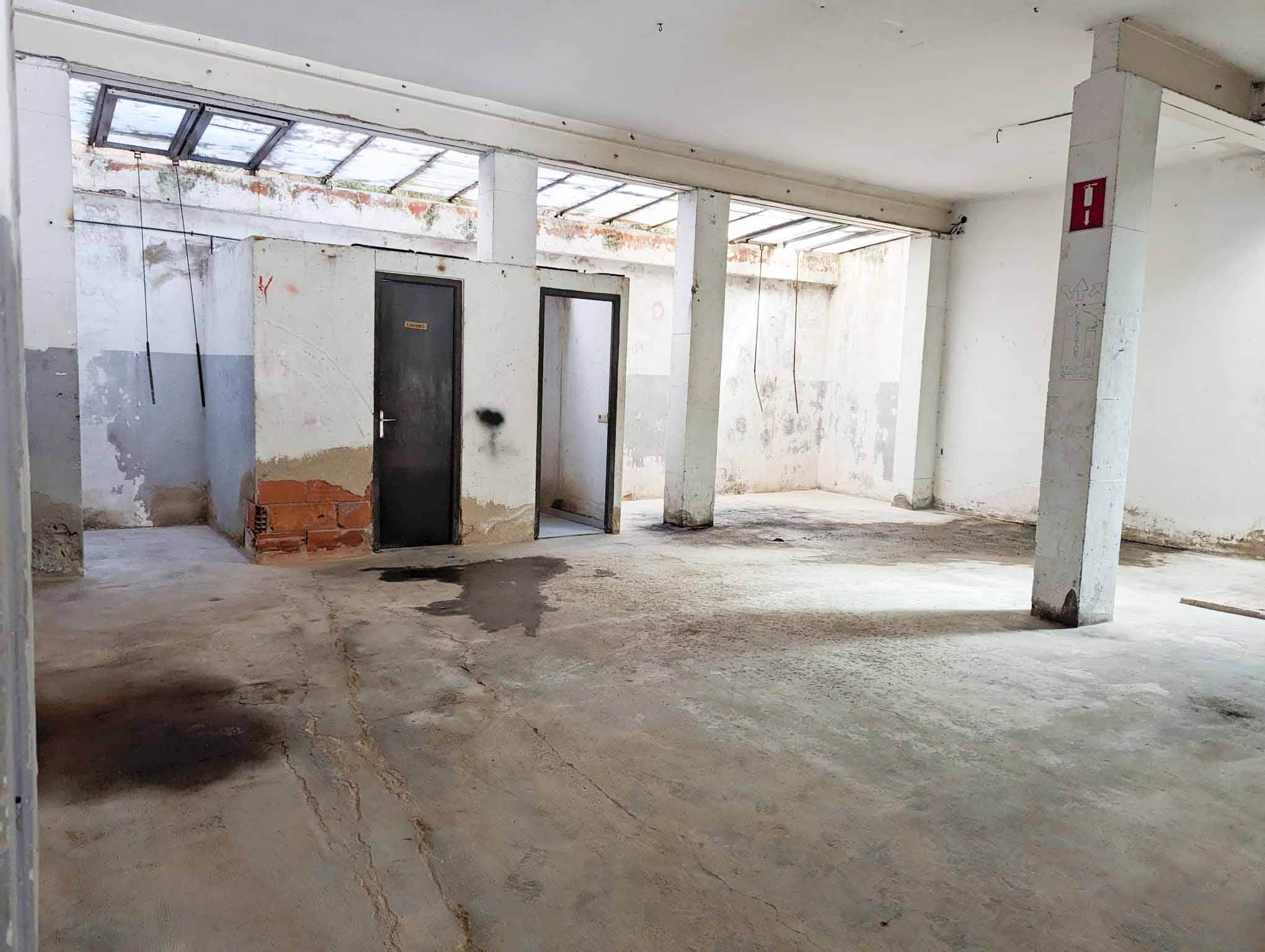 Espacio en construcción en una propiedad en venta o alquiler, con paredes de ladrillo y estructura sin acabados, ideal para proyectos de reformas o negocio.