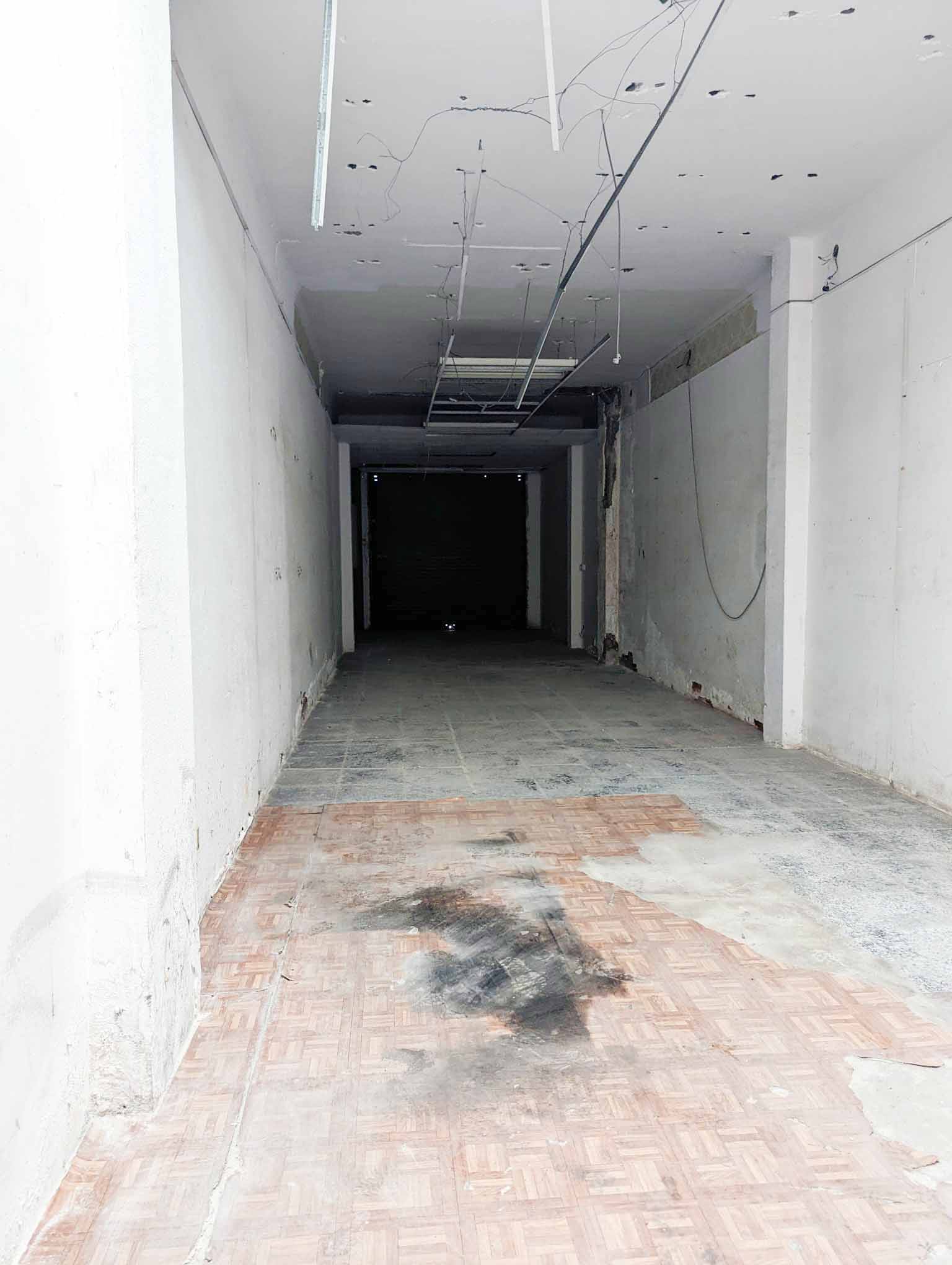 Amplio local comercial en construcción para alquiler o venta en una céntrica zona de la ciudad, ideal para negocios y oficinas. Fachada moderna, gran luminosidad y espacio adaptable. Oportunidad para emprendimientos.