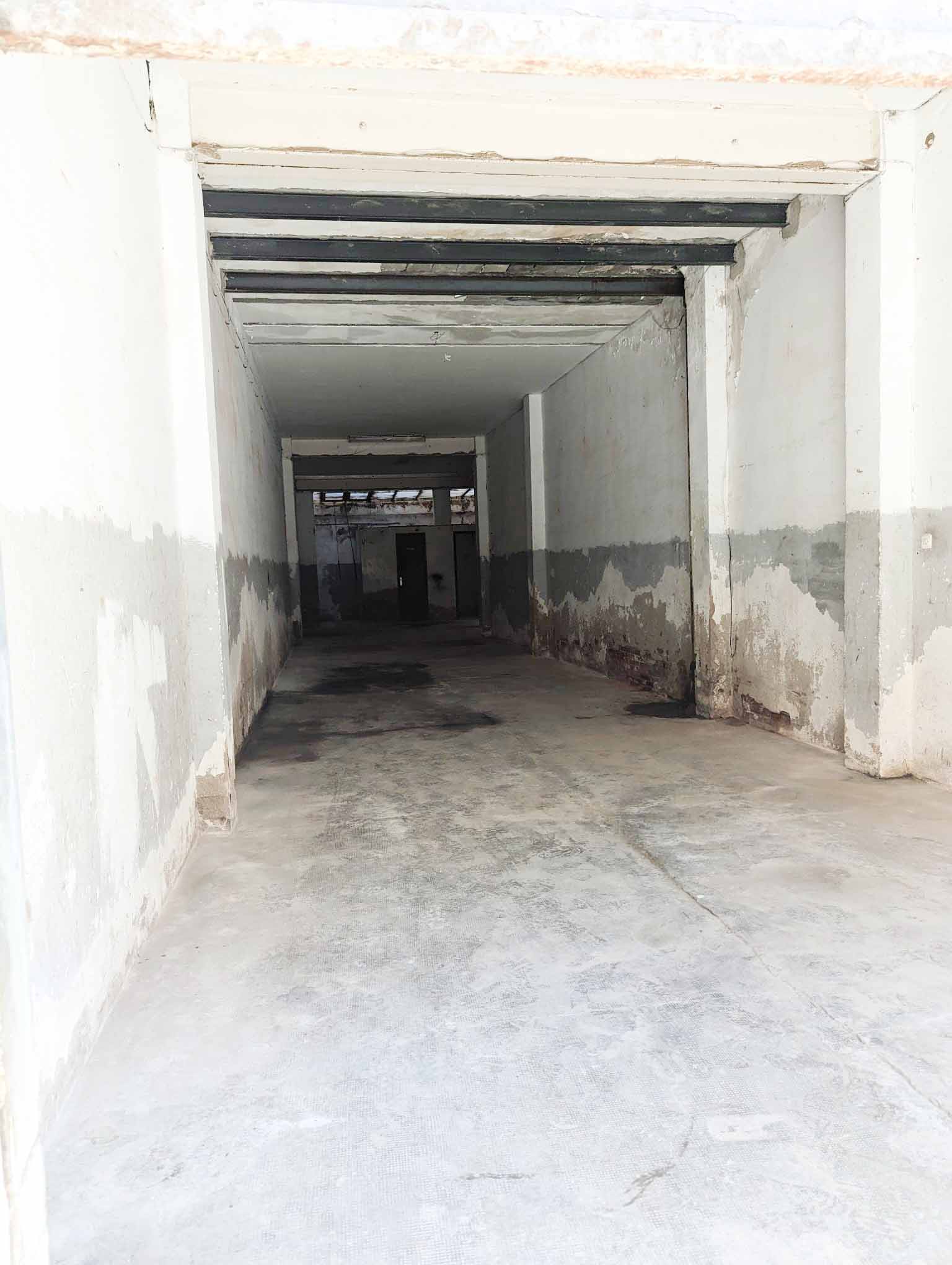Amplio espacio de garaje en construcción, ideal para vivienda o negocio, en zona estratégica con potencial de inversión en bienes raíces.