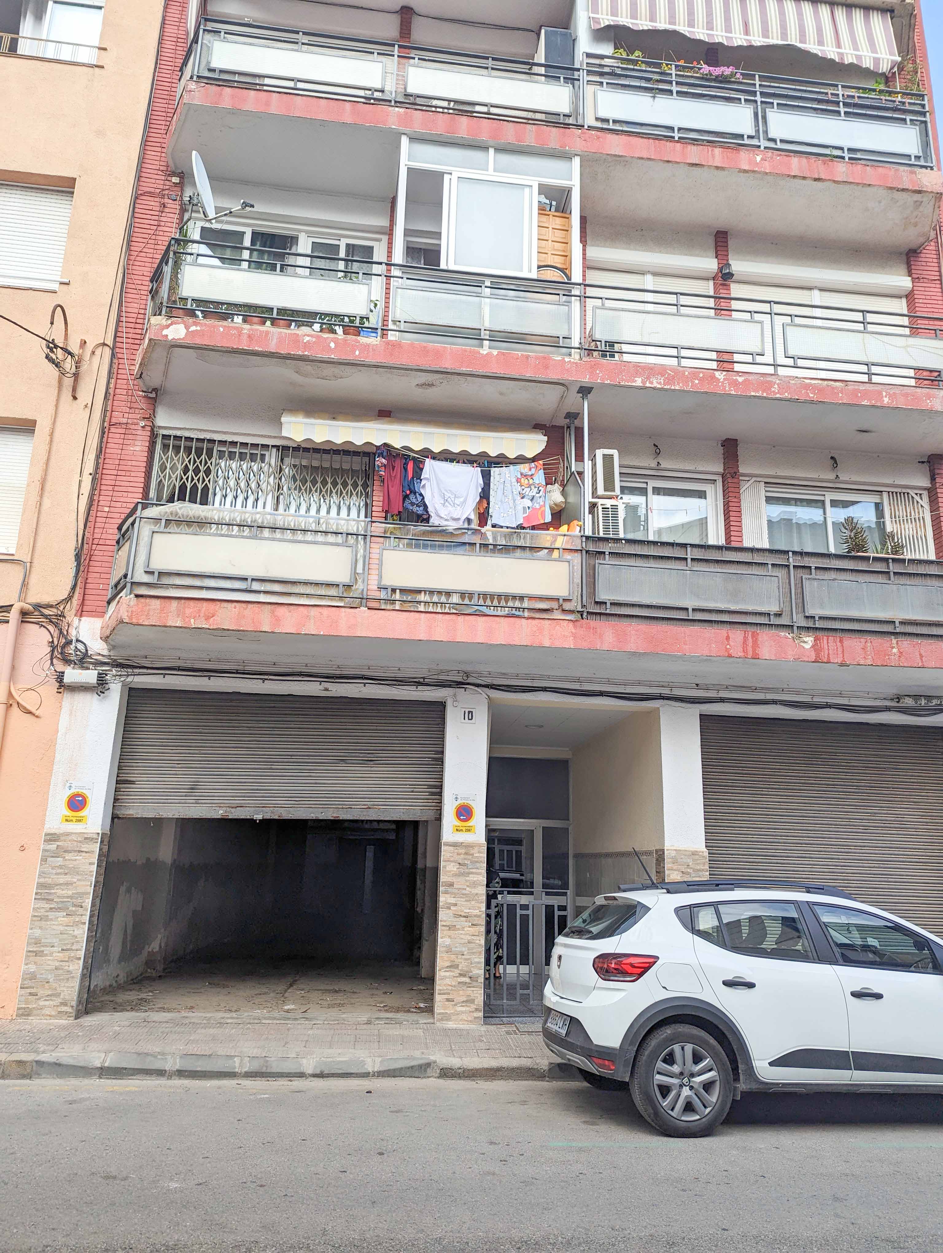 Plaza de garaje en edificio de pisos en venta o alquiler en zona urbana en Madrid, con acceso directo y espacio suficiente para vehículo compacto y mediano, ubicada en zona con servicios cercanos.