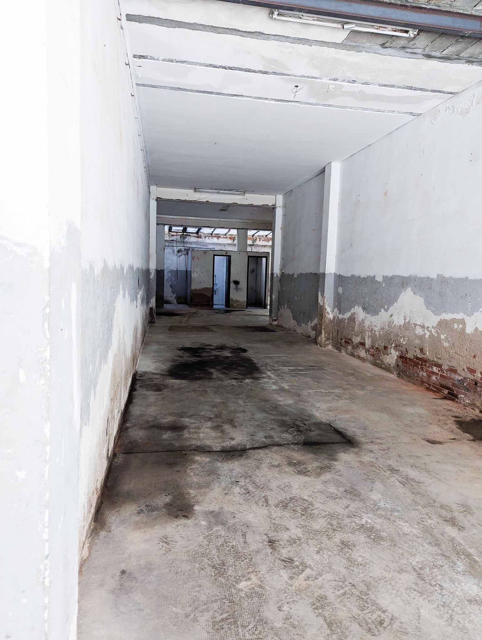Amplio local comercial en estado para renovar en una zona residencial, con espacio para negocios, oficinas o almacenaje, excelente oportunidad de inversión y crecimiento.