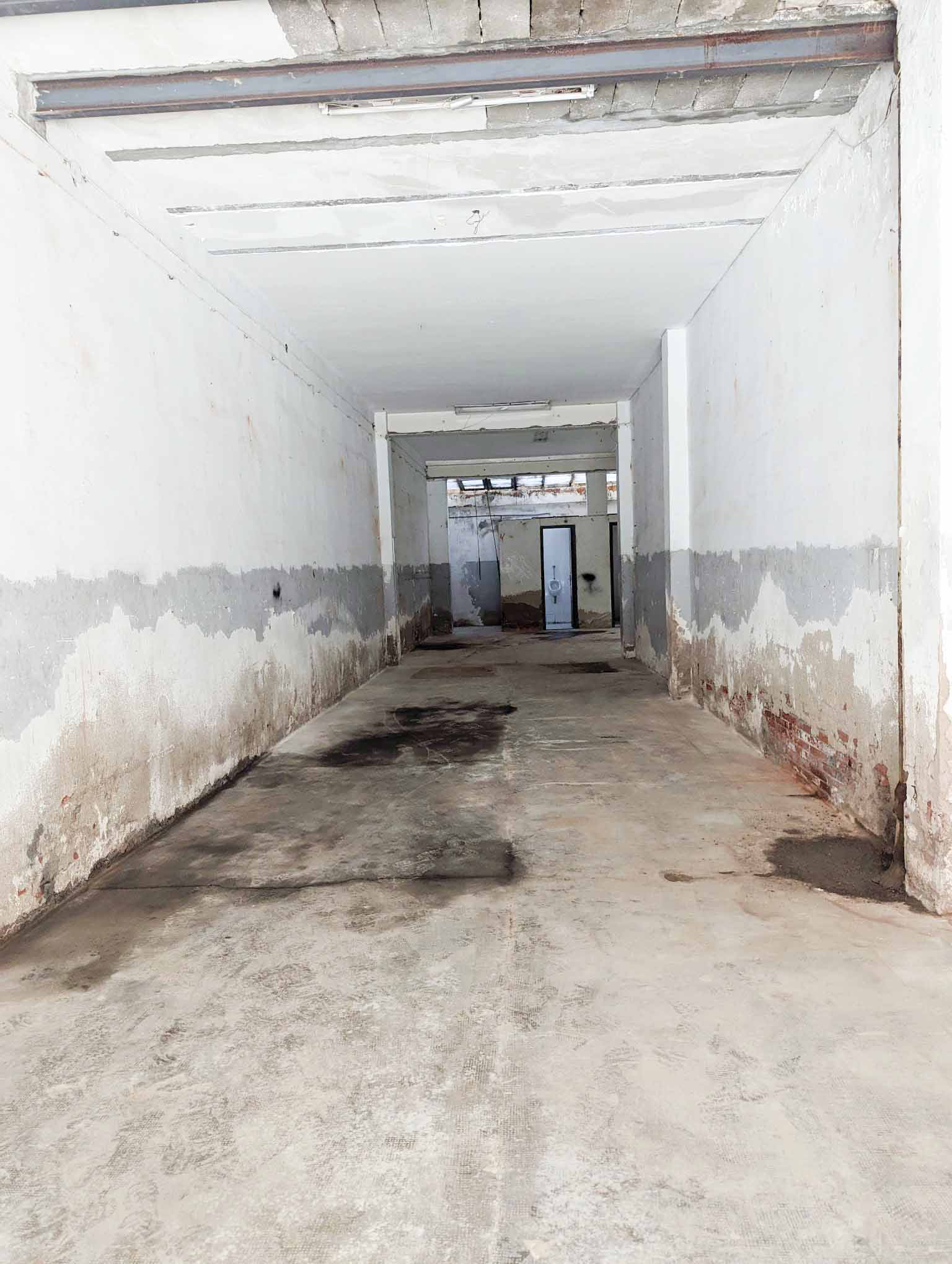 Fachada de edificio en proceso de rehabilitación, espacio interior para uso comercial o residencial en alquiler, propiedad en buen estado de conservación, ubicada en zona céntrica y accesible.