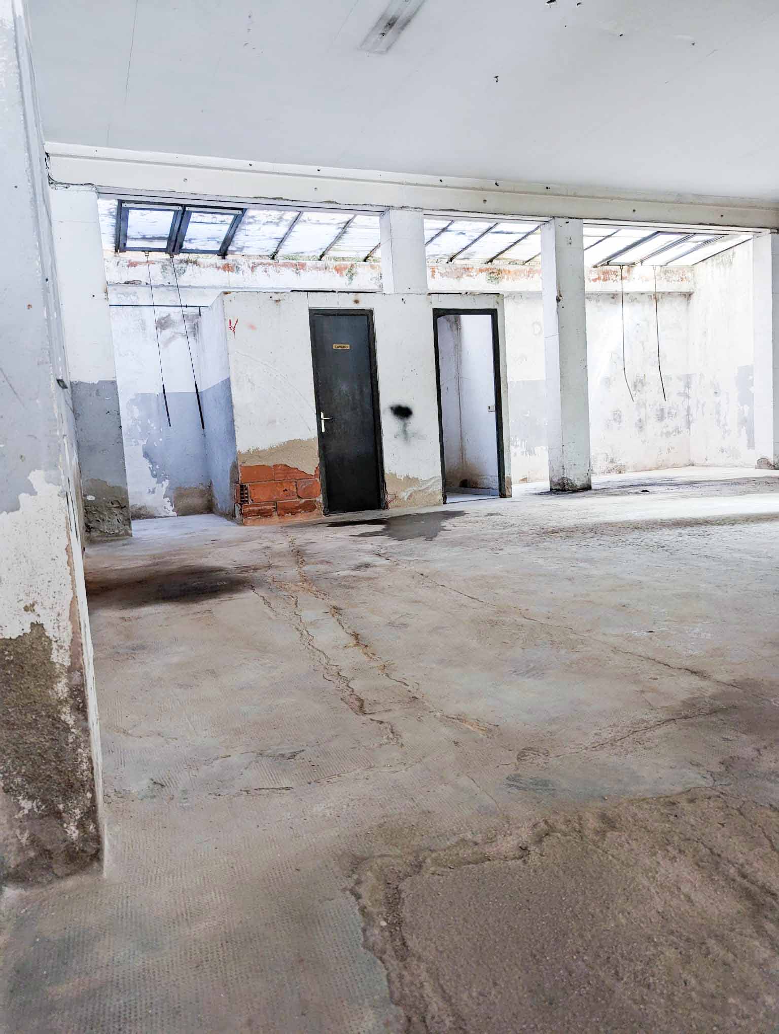 Reforma de local comercial en zona céntrica, ideal para inversión o negocio en construcción, con estructura en buen estado y buena iluminación natural. Espacio amplio para adaptarlo a diferentes usos comerciales.