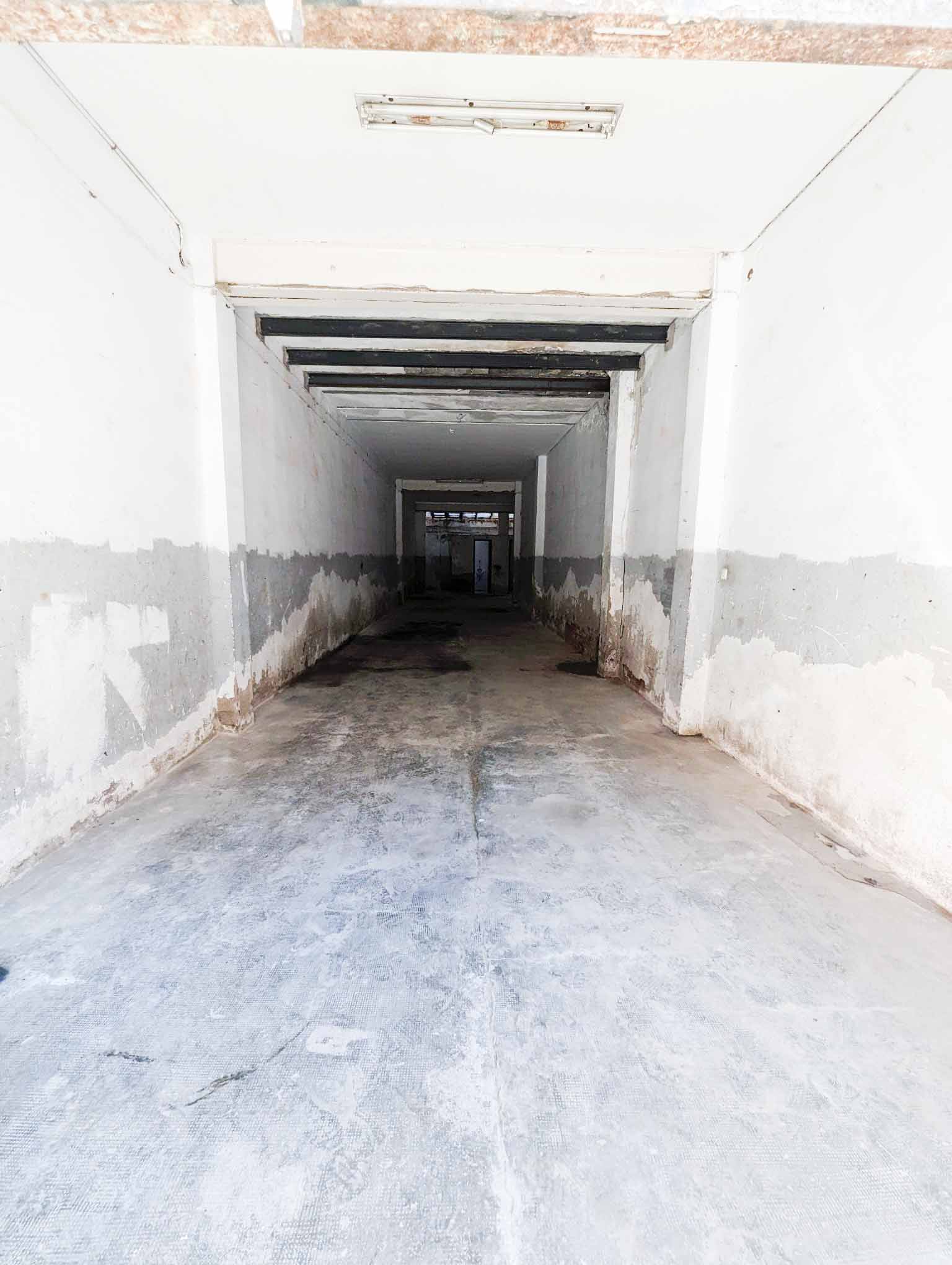 Amplio garaje subterráneo en zona céntrica con acceso controlado y espacio para múltiples vehículos, ideal para residentes y negocio en Valencia.
