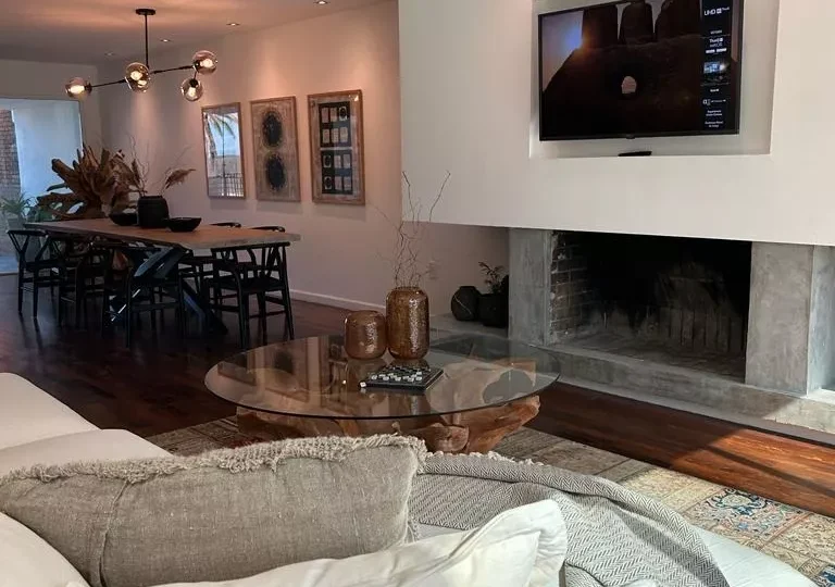 Amplio salón con chimenea y moderna decoración en residencia de lujo en [ubicación], ideal para vivir y disfrutar en un entorno elegante y confortable.