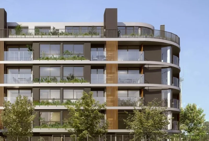 Moderno edificio residencial con amplias terrazas y zonas verdes, ideal para vivir cerca de la naturaleza, en una ubicación privilegiada con excelentes servicios.